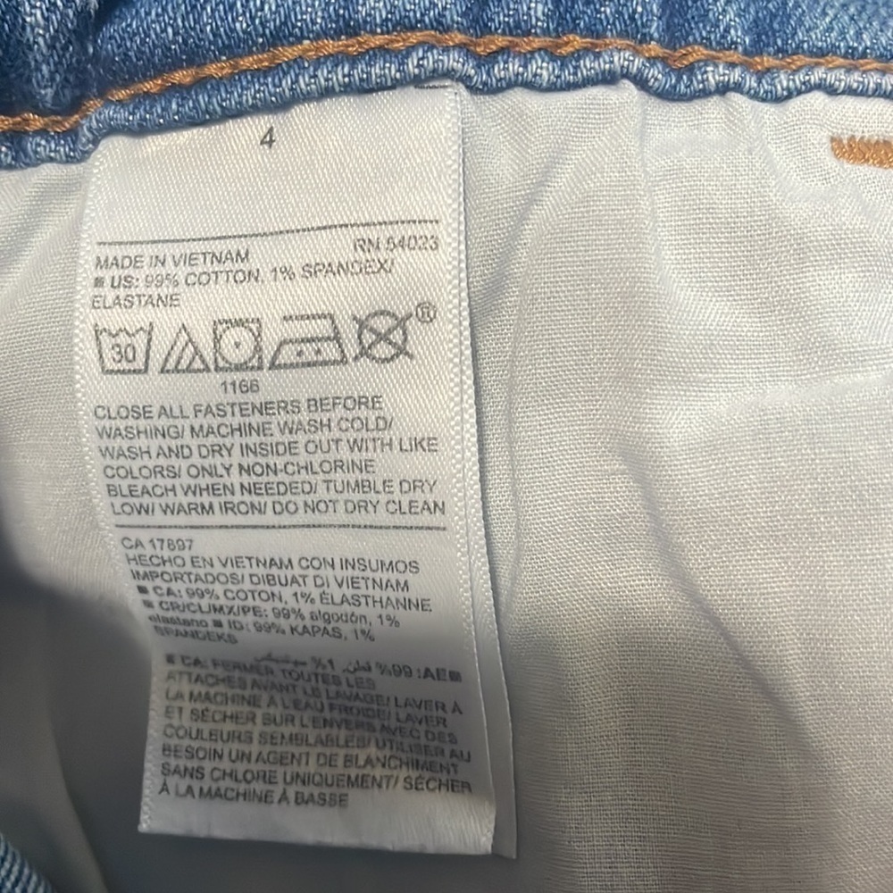 Old Navy Jean Shorts Women 4 distressed denim Boyfriend Mid-Rise CutOff Festival - Picture 4 of 4